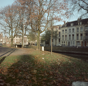 849320 Gezicht op de Weerdsingel O.Z. te Utrecht, met rechts enkele huizen aan de Begijnekade en links op de ...